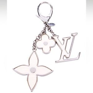 Louis Vuitton Logo Fleur d’Epi charm - Silver and White Enamel